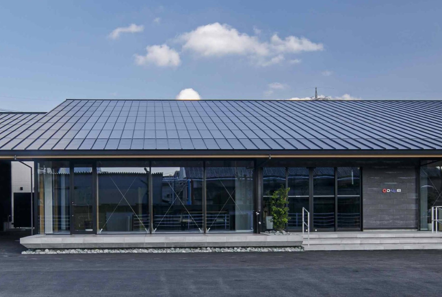 屋根一体型太陽光発電パネル Roof–1 施工完了 屋根全体