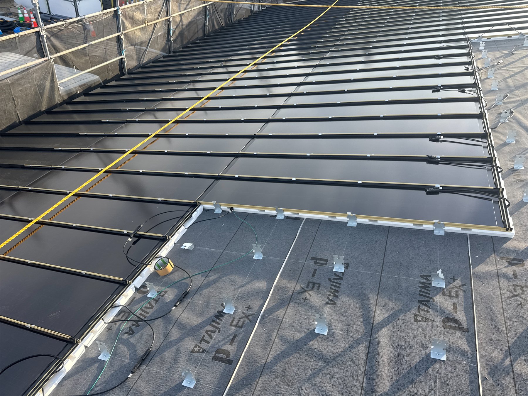 屋根一体型太陽光発電パネル Roof–1 施工中